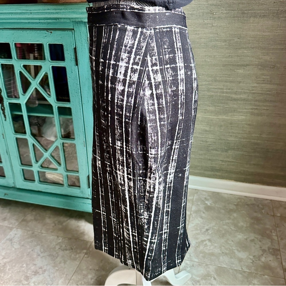 Banana Republic Sloan Pencil Skirt Black White Stripe Size 4 - Picture 5 of 16